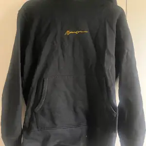Trendig svart mennace hoodie med gul lite text på framsidan😍