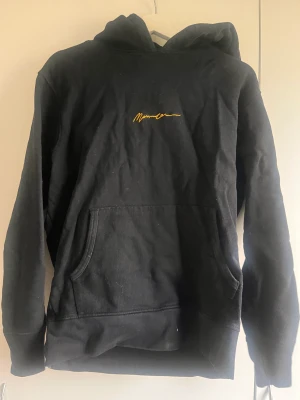 Oversize svart mennace hoodie - Trendig svart mennace hoodie med gul lite text på framsidan😍