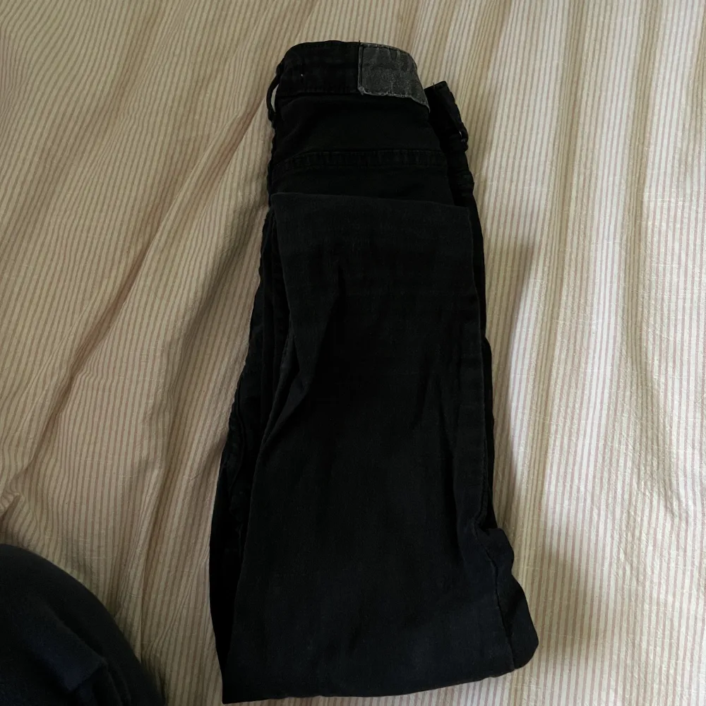 Svarta skinny jeans från gina tricot  bra skick  Man ser ytters lite att dem är urtvättade 🖤. Jeans & Byxor.