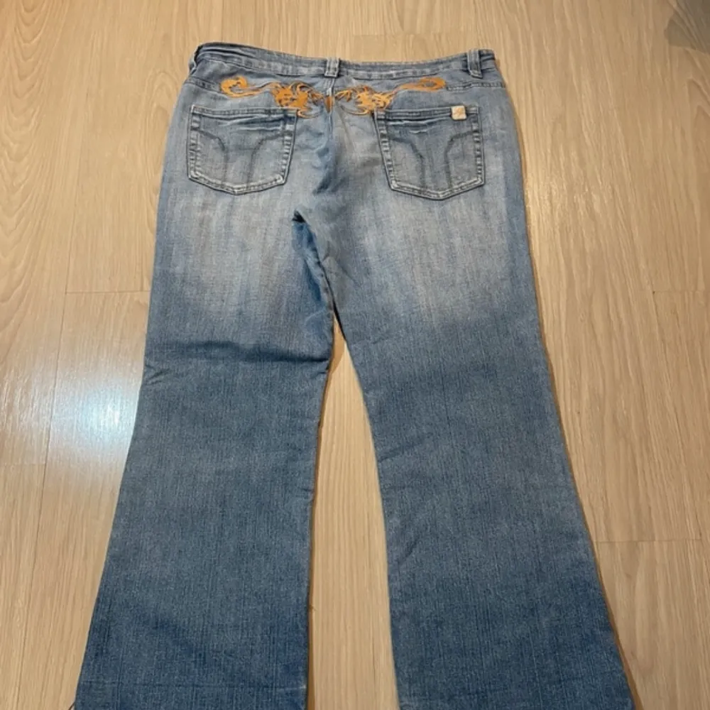 Tramp design jeans från Vinted, dom hwr ingen knapp där fram men de går att sy till och dom är slitna mellan bena och längre ner på fötterna. . Jeans & Byxor.