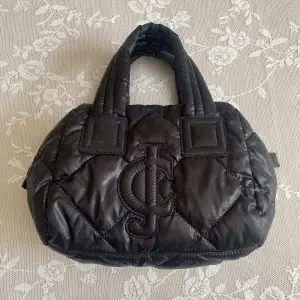 Snygg vintage väska från märket juicy couture, nyskick! Så bra kvalite och unik sällsyn modell 🤍