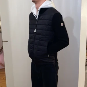 Moncler Cardigan Zip - Moncler cardigan med zip. Helt ny och fresch. Fick den som present men den är för liten. Skulle vart M men skulle nog säga den är bättre passad för S. Skriv gärna vid funderaringar.