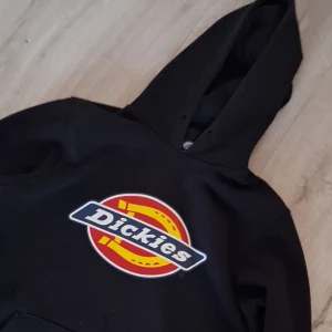 Dickies hoodie - Har haft runt 2 månader har änvändit cyrka 3 gånger. Skriv för fler bilder. Top skickt.