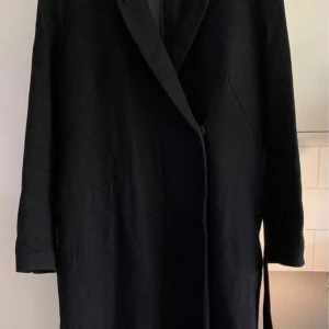Svart Kappa i ull  - Svart kappa i ull från weekday. Jättefin men säljs då den ej kommer till användning. 55% ull i fint skick. Pris förhandlas vid snabb affär.