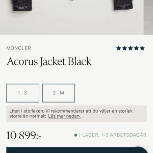 Moncler Acorus Jacket Black - Säljer nu denna stilrena helt oanvända moncler jackan åt min pojkvän då den inte kommer till användning. Säljes för runt 6500 men kan förhandla om priset. Har svårt att mötas upp, köparen betalar frakt Har ni några frågor hör gärna av er!