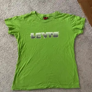 Rare logo tshirt with Y2K Levi’s logo print 