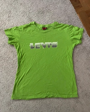 Levi’s logo tshirt  - Rare logo tshirt with Y2K Levi’s logo print 