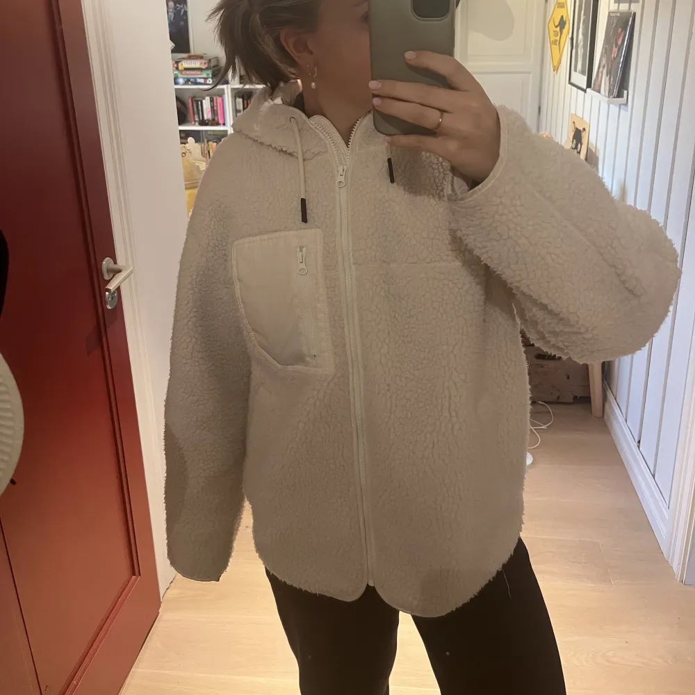 Superfin Teddy/piléjacka från HMs som inte säljs längre🥰 Storlek S men lite oversized. Super fint skick och perfekr nu på hösten/vintern då den är varm och mysig!💫 Använd fåtalet gånger🥰. Takit.