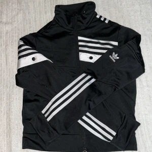 Adidas tröja - Aldrig använt förutom när den testats, mycket bra skick den är som ny. Det är en sip up tröja
