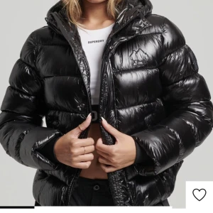Superdry puffer jacket  - Säljer nu min super trendiga Superdry jacka. Köpt i vinter men endast använd 1 månad ungefär. Den är även slutsåld överallt om ja inte minns fel. Storlek M men passar bra på mig som har S med hoodie typ. Nypris 1800kr mitt pris 1300kr 