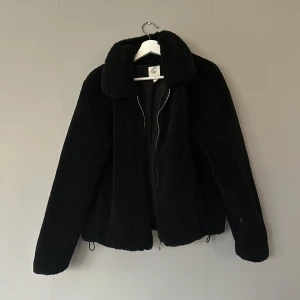 Teddyjacka - Fint skick, de som ser ut som vita fläckar var bara lite ludd 😄 Har dessvärre ingen bild med jackan på🙏🏽