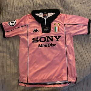 Zidane Juventus kit 97/98 - Rosa Juventus trösa från säsongen 97/98 med Zidane bak. Storlek S passar även M