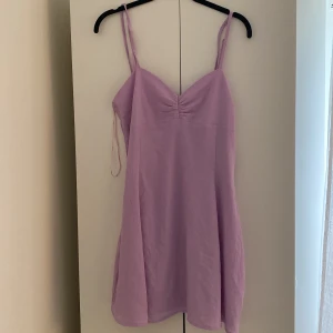Lila sommarklänning - Sommar klänning från Gina, knappt använd