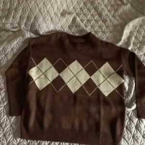Vintage sweater - Jätte söt oversized sweater som är aldrig använd, jag tror jag köpte från emmiol eller zalando. Super skönt material i storlek S-M men den ör rätt så oversized. Vid frågor är det bara att ställa