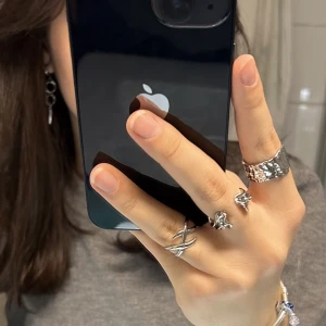 Rostfritt stål ringar (styck pris) -  Rostfritt stål ringar och är justerbara vilket innebär att de passar alla! Skötselråd och putsduk medföljer! Skriv för specifika bilder och pris då vissa är billigare än andra! Hör av vid intresse! 💓 