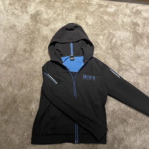 Hugo boss zip - Hej  säljer nu min fin fina hugo boss zip. Hugo bossen är väldigt rare och köpt i hugo boss butiken. Storlek S. Fint skick 8/10. Vid funderingar hör gärna av dig 