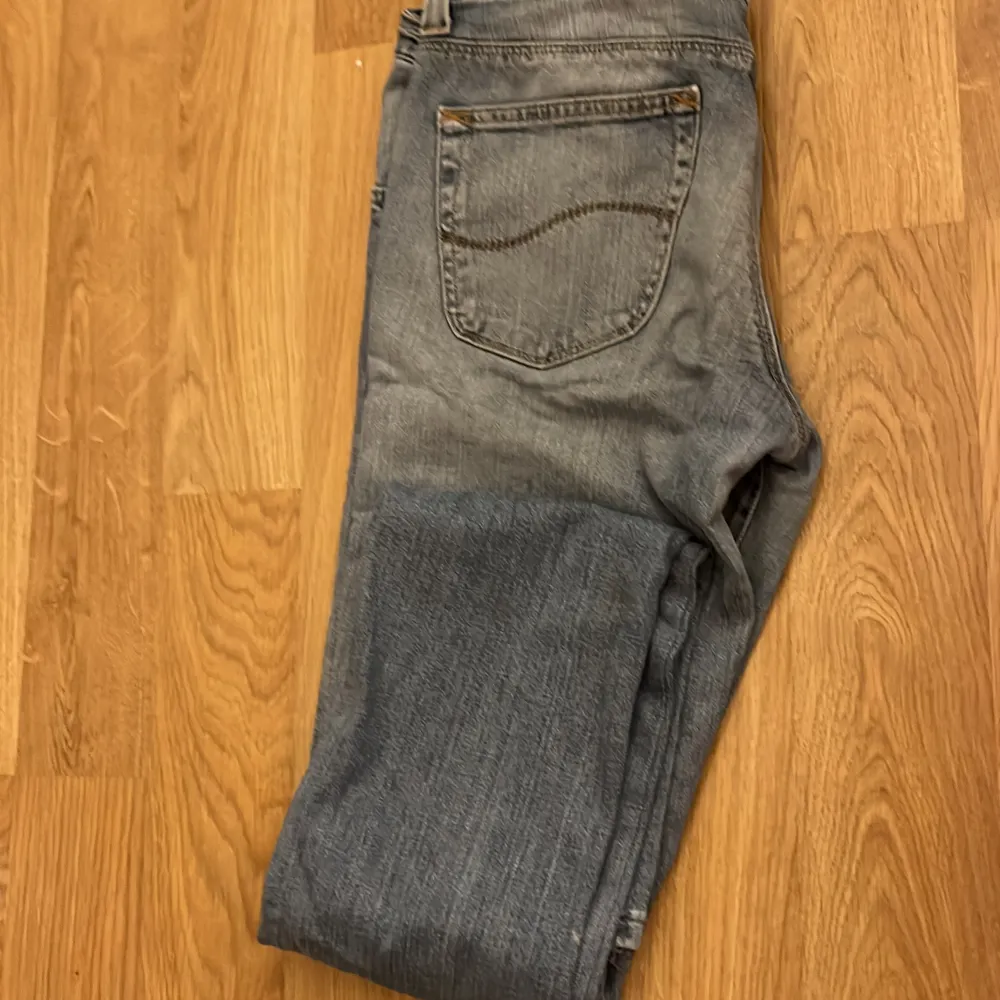 Säljer dess jätte fina Lee jeans då dom inte passar mig. Skriv privat för fler bilder och mer information🫶🏻. Jeans & Byxor.