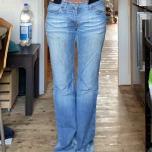 Lågmidjade bootcut jeans från Fornarina i snygg wash, inga defekter!  Midjemått: 38cm rätt över  Innerbensmåttet: 82cm 