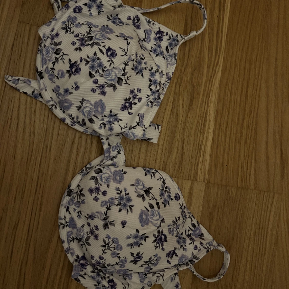 Blommig bikini som knyts