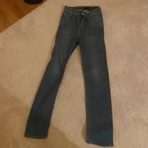 Jätte fina jeans, väldigt bra skick. Säljer för att jag behöver pengar och redan har jeans i denna färg. Pris kan diskuteras. Nypris är 1700kr