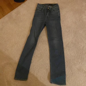 Tiger of Sweden jeans - Jätte fina jeans, väldigt bra skick. Säljer för att jag behöver pengar och redan har jeans i denna färg. Pris kan diskuteras. Nypris är 1700kr