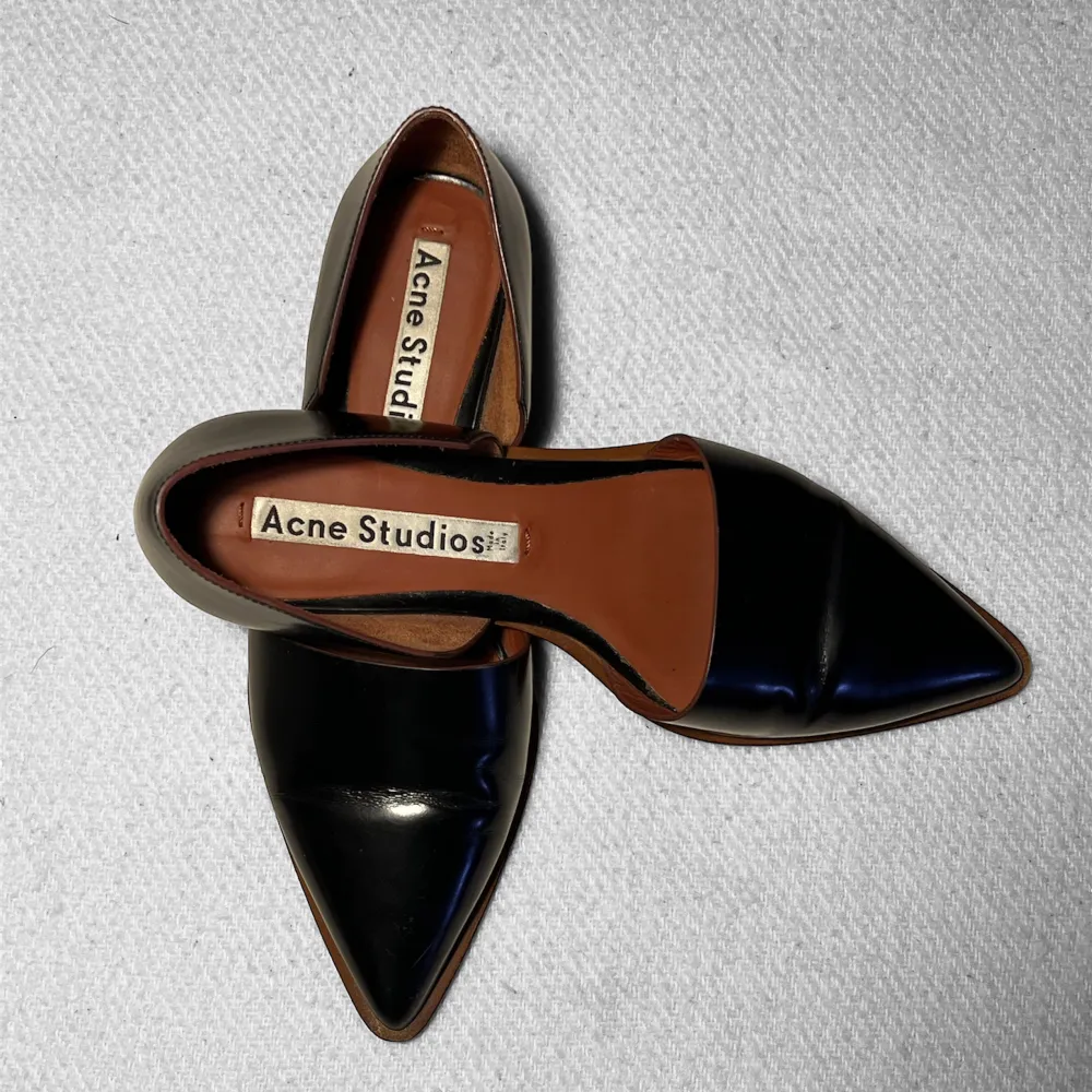 Skor från Acne Studios i äkta läder och fint skick. . Skor.