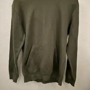 Enkel grön hoodie från kappahl. Bra skick men använd rätt så mycket.