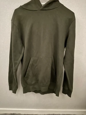Hoodie - Enkel grön hoodie från kappahl. Bra skick men använd rätt så mycket.