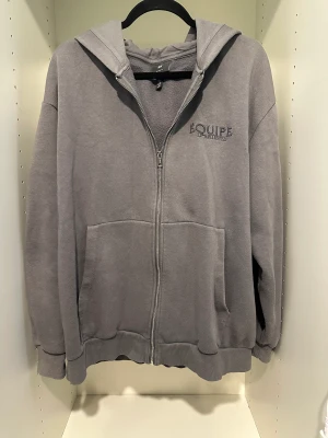 HM zip hoodie  - En zip hoodie från HM använt ett par gånger men är i bra skick. 