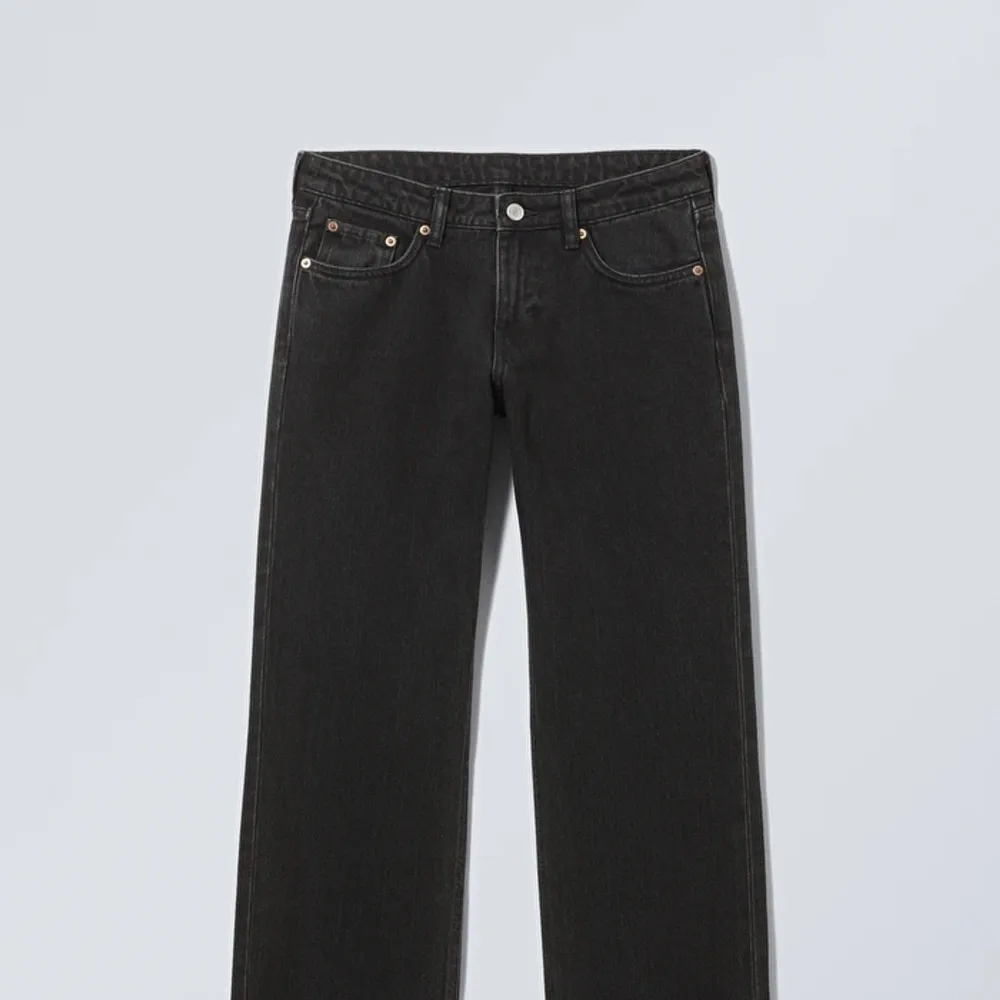 Jätte fina lågmidjade raka jeans 💗 ifrån weekday modell ARROW . Jeans & Byxor.