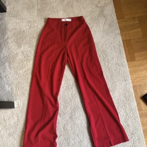 Röda kostymbyxor från Bershka  - Säljer mina helt oanvända kostymbyxor från bershka i storlek 36. Jag skulle säga att de är små i storleken. Jag har tyvärr tagit bort prislappen men de är helt oanvända. Inköpta förra julen.