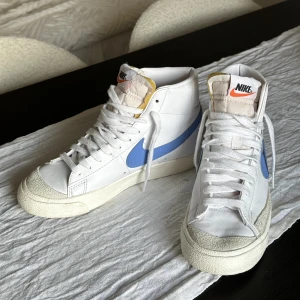 Nike sneakers - Nike blazer mid sneakers🤍 Använd 2 gånger! Liten i storleken.