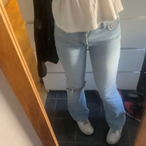 blåa lågmidjade jeans - jättefina ljusblåa lågmidjade jeans inte mkt använda, pris kan diskuteras vid snabb affär 💓
