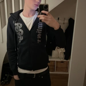 Rhinestone hoodie  - Säljer min rhinestone hoodie nu ifrån zantiore då den inte passa. Tröjan är oanvänd och i storlek S