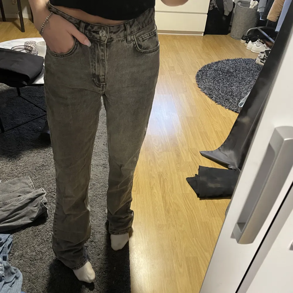 Gråa jeans från Gina, storlek 36. Säljer då dom blivit för stora, använda ett fåtal gånger. Funkar på mig som är 172 men i längsta laget. . Jeans & Byxor.