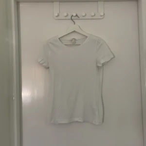 T-shirt  - Vit T-shirt från H&M i storlek M.