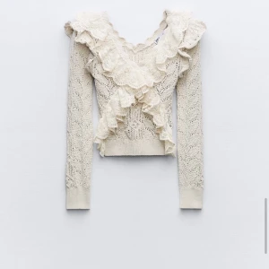 Zara tröja med volanger - Använd typ tre gånger så i väldigt bra skick, skriv för flera bilder 🩷🩷