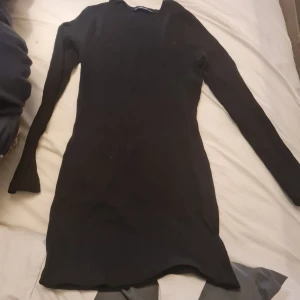 En tajt klänning  - Det är en jättefin svart klänning som får fram kurvorna otroligt bra. Men nu är den dock för liten och därför hoppas på en ny ägare 🗽