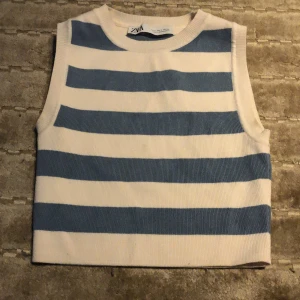 Blå vit randig topp  - Cool randig topp från zara, i väldigt bra skick. 💕💕