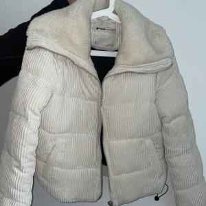 Jacka  - Använd några gånger bra skick 