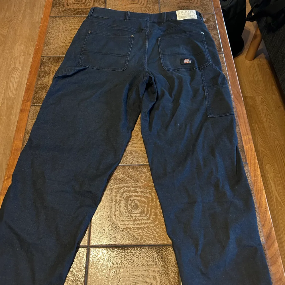 Ett par Dickies workwear pants, köpte i en dickies butik utomlands, sällsynt vara. Byxan är mörkblå. Jeans & Byxor.