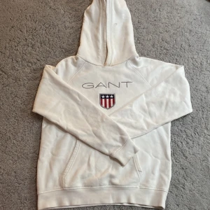 gant tröja - fin tröja knappt använd men ett litet hål i luvan