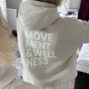 Beige hoodie  - Hoodie från Gina, köpte den för att ha lite oversized 