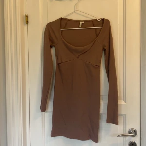 Brun klänning - Brun bodycon klänning, färgen är mäst lik som på bild 3. Endast anvönd en gång så i mycket fint skick. 