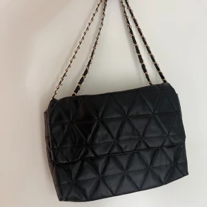 Svart väska  - Svart axelväska