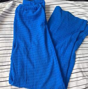 Så söta blå byxor som är väldigt tunna som linne byxor bara höra av er om frågor dem har inga defekter🌟