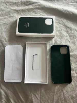 Mobilskal - Ett läder magsafe skal i mörk grönt! Säljer det då jag råkade beställa fel modell så den har ej används. Passar Iphone 13