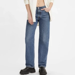 Levi jeans - Orginal Levi jeans med flera knappar. Passar mig i längden och jag är 175. 