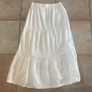 Vit Långkjol - Så sjukt fin vit långkjol som jag älskar!! Underbara detaljer och den lägger sig så fint. Säljer då jag har 2 vita långkjolar💓💓(stretchig så passar xs och s)