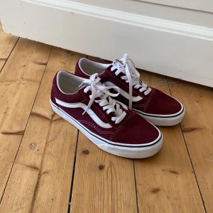 Vans Old Skool - Mörkröda - Mörkröda(burgundy) vans old skool. Använda några gånger men i väldigt bra skick, torkas de av är dem i nyskick. Finns katt i hemmet  Storlek: 41